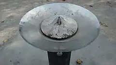 Fuente con el grifo actuando también como gnomon en un reloj de sol, en la ciudad de Zaragoza