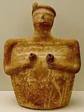 Ritón con forma de mujer, del 2300-2200 a. C., Museo Arqueológico de Heraclión.