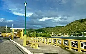 Rieles amarillos del malecón en Guánica, Puerto Rico