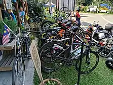 Bicicletas apiladas en un aparcamiento de bicicletas