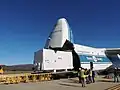 SAOCOM 1A siendo cargado en el interior del AN-124-100, 31 de julio de 2018.