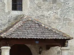 Vista del tejado del pórtico con las tejas dispuestas a la segoviana.