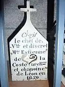 Caja de craneo (chef) depositada sobre un estante 1