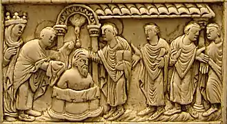 El bautismo de Clodoveo I por san Remigio con el milagro de la Santa Ampolla. Placa de encuadernación de marfil, Reims, último cuarto del siglo&nbsp;IX. Amiens, museo de Picardía.
