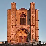 La torre de la  colegiata Sainte-Waudru de Mons habría debido tener unos  190&nbsp;m, pero por falta de fondos no superó la altura de la nave