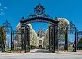 Las puertas de la Universidad Salve Regina enmarcan la entrada del edificio