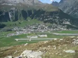 Vista de Samedan, cuyo aeropuerto es el más elevado de Europa (1707 m s. n. m.)