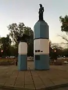 Imagen crepuscular del monumento al Gral. San Martín, localizado en el centro de la plaza-jardín homónima.