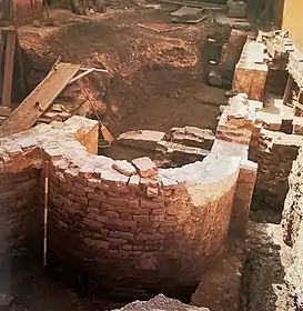 Los restos del oratorio de San Michele alla Pusterla de la época lombarda sacados a la luz durante las excavaciones de 1970 y ahora enterrados de nuevo.