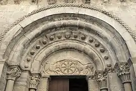 Tímpano en el portal oeste, mostrando chrismón y leones