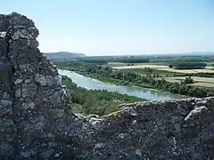 Vistas del Ebro y Zaragoza en la distancia desde el antiguo patio de armas