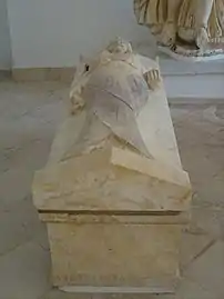 Sarcófago de la sacerdotisa conservado en el museo nacional de Cartago, realizado en mármol y datado entre el siglo IV y el III&nbsp;a.C. Mide 76 × 197 × 68 cm