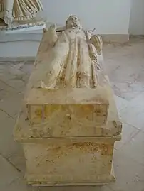 Sarcófago del sacerdote conservado en el museo nacional de Cartago, realizado en mármol blanco y antiguamente pintado, datado del siglo IV&nbsp;a.&nbsp;C. Mide 72 × 193 × 65 cm