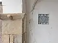 Inscripción en el porche de la parroquia