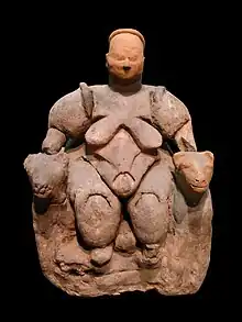 La Mujer sentada de Çatalhöyük, una figurilla descubierta en Turquía y datada aproximadamente en el año 6000 a.C., es una prueba de que ya existían muebles en esa época.
