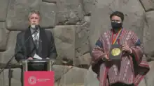 Entrega del artefacto al alcalde de Cusco Víctor Boluarte por parte del presidente del Perú Francisco Sagasti durante la ceremonia del Inti Raymi en la fortaleza de Sacsahuamán.