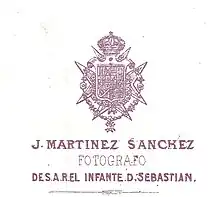 Sello del fotógrafo José Martínez Sánchez, hacia 1867. Madrid. Reverso de un retrato en tarjeta.