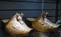 Estribos de zapatos, también diseñados en cobre.