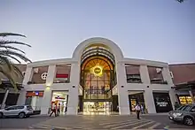 se ve la fachada del shoppinng del sol ilumindada. Edificio emblematico de la ciudad de Asuncion