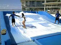 Simulador de surf en el &nbsp;Oasis of the Seas