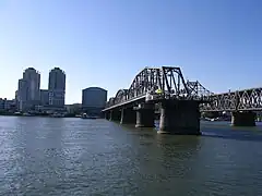 Puente roto del río Yalu, inaugurado en 1911 y destruido en la Guerra de Corea. La parte que se conserva ahora es un puente peatonal turístico.