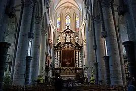 Vista interior, frente al altar