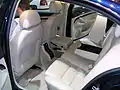 Interior en cuero con tapa del asiento del copiloto y reposabrazos abiertos