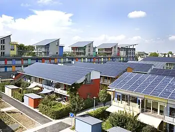 Viviendas sostenibles alimentadas mediante energía solar fotovoltaica en el barrio solar de Vauban (Friburgo, Alemania).
