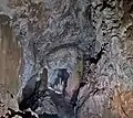 Grandes estalagmitas de la cueva.