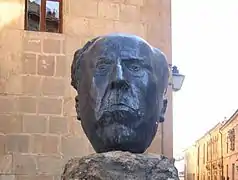 Cabeza colosal de Antonio Machado (80&nbsp;cm.), de Pablo Serrano, 1966, censurada durante el franquismo.