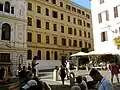 Hotel de Santa Sofía adyacente a la iglesia en la plaza Madonna dei Monti.