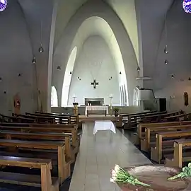 El altar de la iglesia de San Engelberto (Colonia) muestra la simplicidad decorativa de las iglesias del siglo&nbsp;XX.