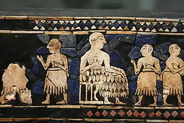 Detalle de la escena del banquete en el Estandarte de Ur (c. 2600&nbsp;a.&nbsp;C.)