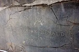 Grafiti dejado por el explorador Henry Morton Stanley del New York Herald