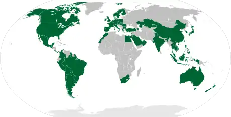 El mapa muestra en verde oscuro los países y territorios que tienen tiendas Starbucks Coffee, y son los siguientes: Canadá, los Estados Unidos, México, Panamá, Guatemala, El Salvador, Costa Rica, Jamaica, las Bahamas, Puerto Rico, Trinidad y Tobago, Aruba, Colombia, el Perú, Brazil, Bolivia, Chile, Argentina, Uruguay, Kazajistán, China, Japón, la Corea del Sur, Sudáfrica, Marruecos, Túnez, España, Egipto, la Arabia Saudita, Omán, Bahrein, Catar, Hong Kong, Macau, Kuwait, Jordania, el Líbano, Chipre, Turquía, Azerbayán, Portugal, Francia, el Reino Unido, Italia, Grecia, Bulgaria, Rumanía, Serbia, Hungría, Eslovaquia, Polonia, Alemania, la República Checa, Austria, Suiza, Luxemburgo, Bélgica, los Países Bajos, Dinamarca, Suecia, Noruega, Finlandia, Irlanda, la India, Tailandia, Camboya, Vietnam, Indonesia, Malasia, Singapur, Taiwán, las Filipinas, Brunéi, Australia, Nueva Zelandia, Andorra, Mónaco, Malta, la Isla de Man y la Corea del Norte.