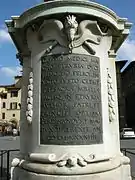 Inscripción en el pedestal.