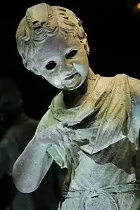 Estatua de bronce de un niño de la realeza (siglo I a. C.}-siglo I d. C.), tal vez Cesarión.