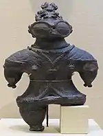 Estatua llamada dogū (土偶&nbsp;"Figura de la tierra") del Jōmon final (1000-300&nbsp;a.&nbsp;C.), Museo Nacional de Tokio, Japón.