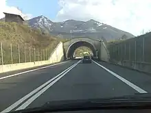 Vista recta de una autopista, acercándose a un paso elevado