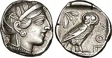 Moneda ateniense con efigie y símbolos de Atenea.