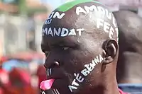 Un manifestante en Nzérékoré