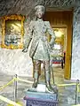 Estatua del emperador Khải Định en el mausoleo.