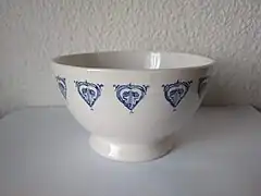 Tazón de cerámica blanca con dibujos azules. Fabricado por Los Vargas a mediados del siglo&nbsp;XX.