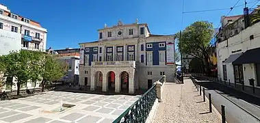 El Teatro Nacional de São Carlos, tras ser repintado en 2021