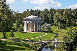 Templo de la Amistad  (1780) en el parque del palacio, junto al río Slavianka