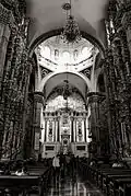 El interior.