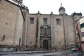Vista lateral del templo.