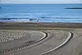 Después de la limpieza de la playa en un vehículo de limpieza.