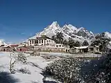 Vista del monasterio desde la ruta a Pangboche