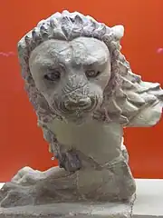 León de terracota. Probablemente acrótera de un tesoro. Mitad del siglo&nbsp;V&nbsp;a.&nbsp;C.